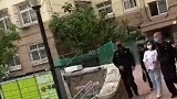 青岛女律师疑被女儿勒死 警方带涉案女孩指认现场画面曝光