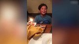 男子正准备吹蜡烛，没想到妈妈却要恶搞他，真是太会玩了！