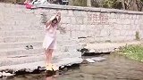 美女奇葩的潜水方式，一口气横跨一条河，看完傻眼了！