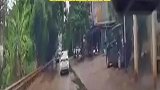 泥泞道路没关车窗，收到对面车送的“奶茶”