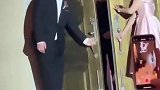 风太大新娘一进门头纱竟直接被吹成直线，网友：真是竖个天线接受上天祝福