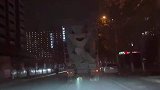 夜间行车时，前车出现诡异一幕，快别让它笑了，真的好吓人