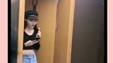 美女和门上的“小人”穿的一样，瞬间尴尬了，网友笑出腹肌