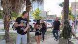 伪装成草人在路边捉弄路人，美女非常的害怕