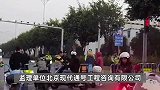 深圳宝安区一施工现场突发地面坍塌，13名作业人员失联，相关路段已采取管控措施