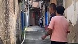 独居老人两天没开门，邻居感觉不对叫来小伙翻墙进入