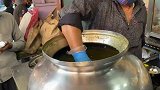 小脆球配着咖喱酱汁，这就是印度PaniPuri的经典吃法