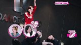 宋茜排练舞蹈被男舞伴盯着看，瞬间笑场把自己笑害羞了！