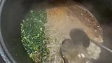 饭店里五块钱的食物，经过老板的装饰，价格就贵了