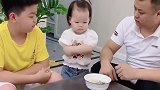 爸爸本想让妹妹好好吃饭，就打了哥哥一下，没想到妹妹会这样做！