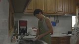 丈夫做家务，妻子从后面抱住丈夫，两人甜蜜热吻在一起