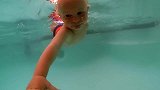 宝宝这游泳技术真棒，好开心的表情啊！