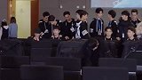 淡黄的长裙，火红的裤子好看吗？