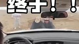 钱不要钱牧民帮游客推车拒绝收钱，骄傲展示党徽