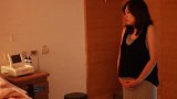 产房里痛苦的分娩前奏，阵痛不断，心疼每个辛苦而伟大的妈妈