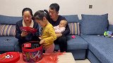 二丫收到新春礼盒，小西西迫不及待打开，二丫激动地和西西碰杯