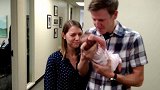 夫妻俩第一次领养婴儿，看到宝宝那一刻，所有等待都值了