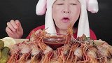 大姐吃独岛虾，虾肉鲜嫩，连虾头都不放过