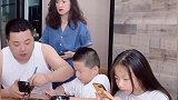 女儿和儿子不好好吃饭，在饭桌上玩手机，妈妈的做法让人笑喷