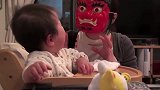 妈妈带着妖怪面具出现，小宝宝瞬间被吓坏：你不是我妈妈