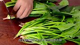 菠菜这样做太好吃了，一周吃五次都不腻，一次做一盘都不够吃