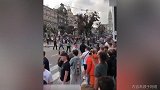 走到哪闹到哪！英格兰球迷与波尔图警方发生冲突 现场一片混乱