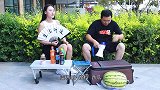 姑娘卖饮料，小伙卖西瓜，看他们如何半小时内把东西卖完