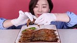 韩国美女吃酱油虾, 感觉和我们的醉虾差不多的样子!