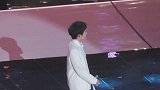 周深跟郎朗同台演出，高音真是绝了，台下的尖叫声不断！