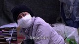 美女为了顺利采访拾荒老太，主动放下身份去帮忙老太