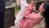 闺女要嫁人了，让我来称称有多重，就按重量给彩礼吧！