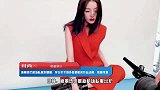 迪丽热巴机场私服好暖，穿白色毛绒外套搭配灰色运动裤，软萌可爱