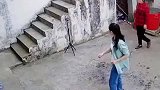 女子用手机跳舞拍视频
