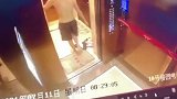 知名网红小熊燕和惨遭男友刘俣呈家暴，头部裂伤流血长达5小时，靠邻居报警才脱险，监控的画面更是让人害怕