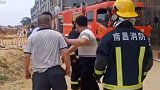灭火现场一男子对消防员侮辱谩骂 被民警带走