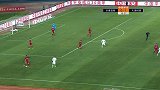 就差一点点!杨旭面对空门 在防守球员干扰下踢空