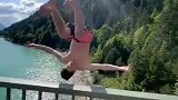 高桥上表演高空跳水，真佩服老外的冒险精神在作死的途中一路前行