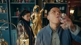 霞光：甄精细看到大令身怀六甲，不由感到难过失落，一杯接着一杯地喝红酒