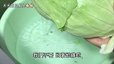 凉拌包菜简单易做，酸甜爽口，开胃下饭还解油腻，一盆都吃不够
