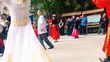 喜欢新疆舞的进来看看吧，大叔、大妈跳的好好