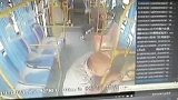 过站下车遭拒 福建一男子突然猛踩公交刹车