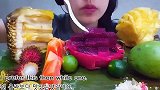 美女试吃热带水果大餐