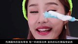 经典的零食无处不在，妹子吃到舌头变颜色，吃到棒棒糖瞬间变脸！