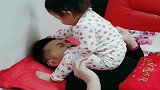 这就是爸爸的小情人，为了让老爸陪自己玩，都快把老爸折磨坏了