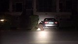 短腿猫走失70小时后终在车底被发现，重逢瞬间主人抱猫号啕大哭