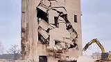 挖掘机拆解大楼的过程