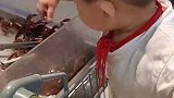 萌娃淡定抓起小龙虾，结果我们都可以猜到了