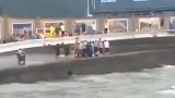 父子俩海边拍照不慎被浪卷入海中 路人民警火速救人
