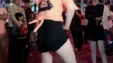 网红主播户外尬舞，后面黑衣服大姐的眼神全是戏