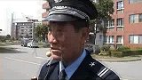 拍客-20120402-上海文艺保安吹箫哥吹箫送白领上下班走红网...